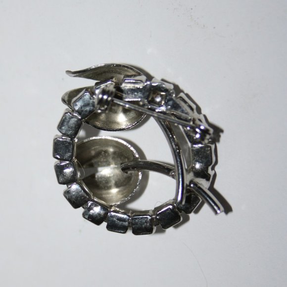 Vintage silver and rhinestone flower brooch - Picture 4 of 4